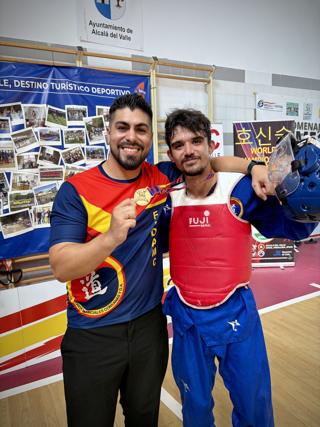Medalla de oro junto a un compañero, Alcalá del Valle