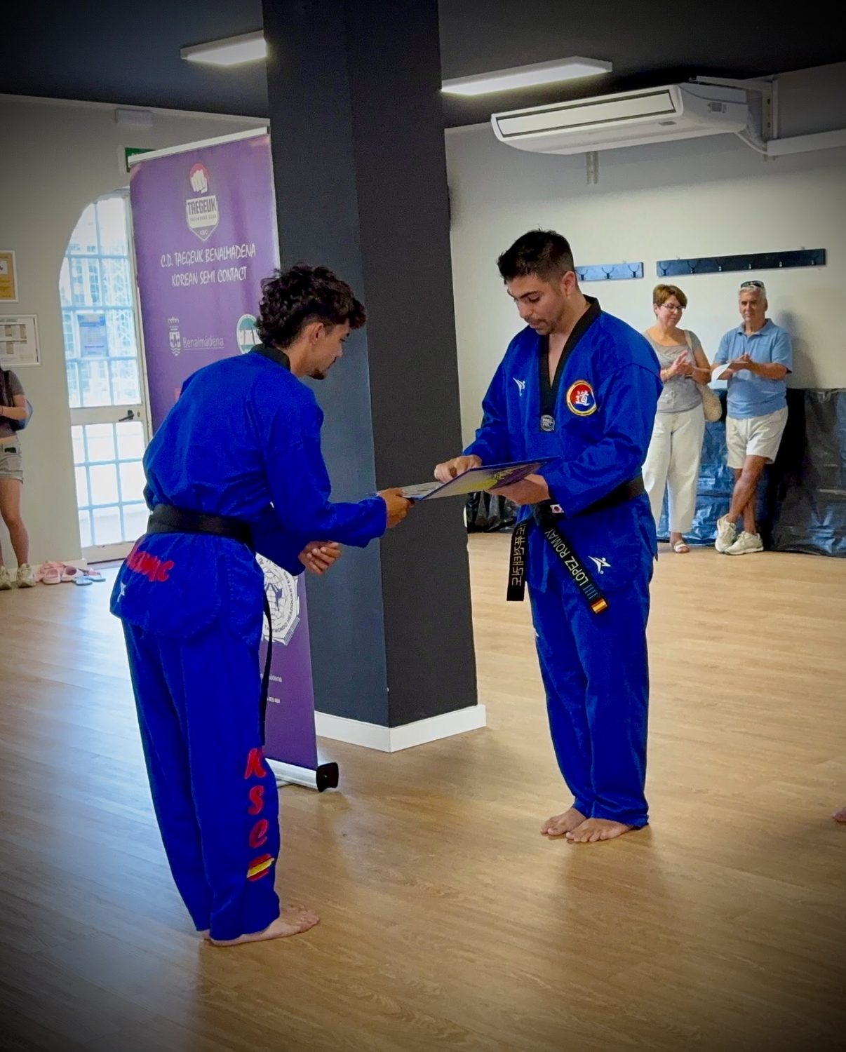 Entrega de diploma a un alumno en el dojang
