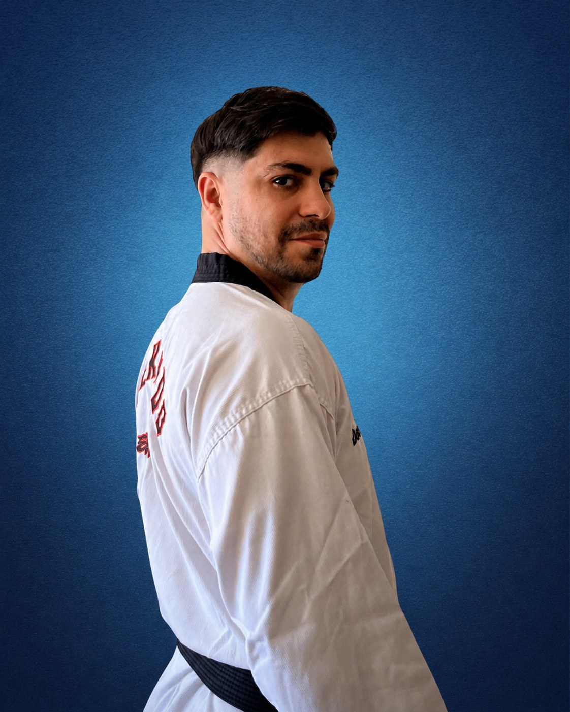 Juani, instructor de taekwondo, en dobok